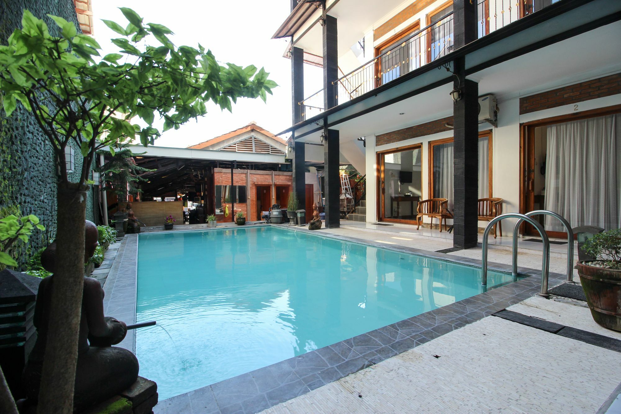 Reddoorz Plus @ Prawirotaman 3 ยอกยาการ์ตา ภายนอก รูปภาพ