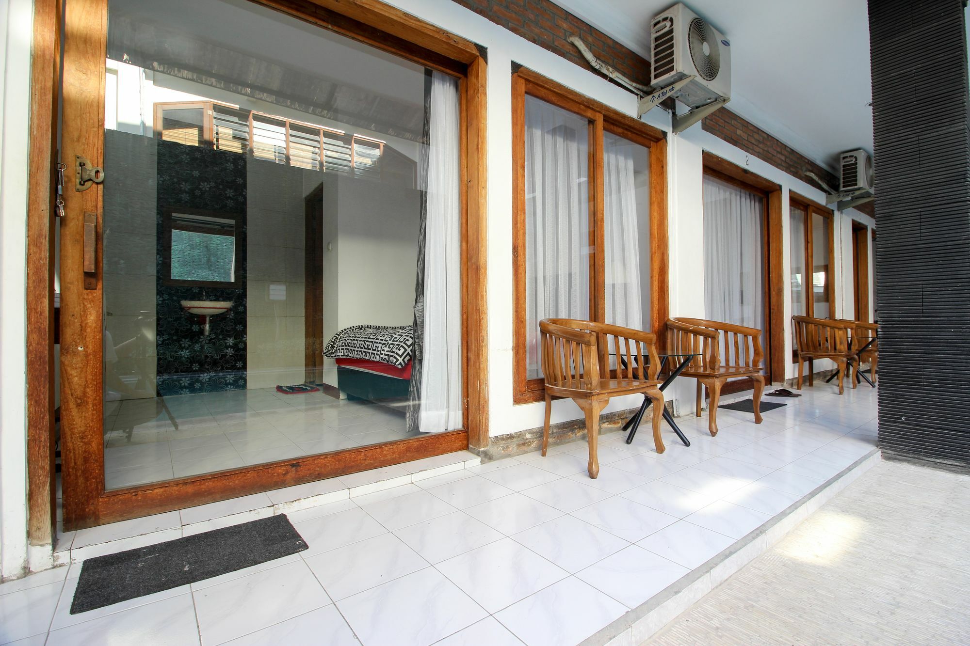 Reddoorz Plus @ Prawirotaman 3 ยอกยาการ์ตา ภายนอก รูปภาพ